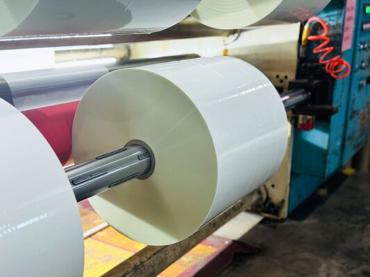 Film do laminacji termicznej PET o dostosowalnej szerokości i przymocowanym przez działanie cieplne kleju nadającym się do laminacji termicznej