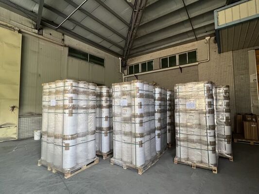 Błyskotliwa folia laminacyjna PET o szerokości 2200 mm i odporności na temperaturę 130 °C dla lepszej ochrony