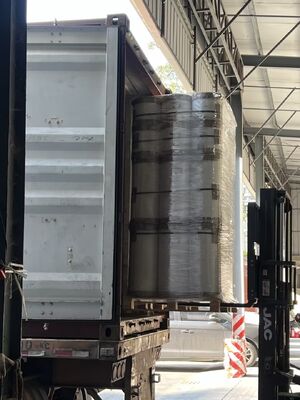 Metalizowana folia PET o odporności na ciepło do 110 °C, dostosowana do wagi i gładka powierzchnia odblaskowa do pakowania i laminowania żywności