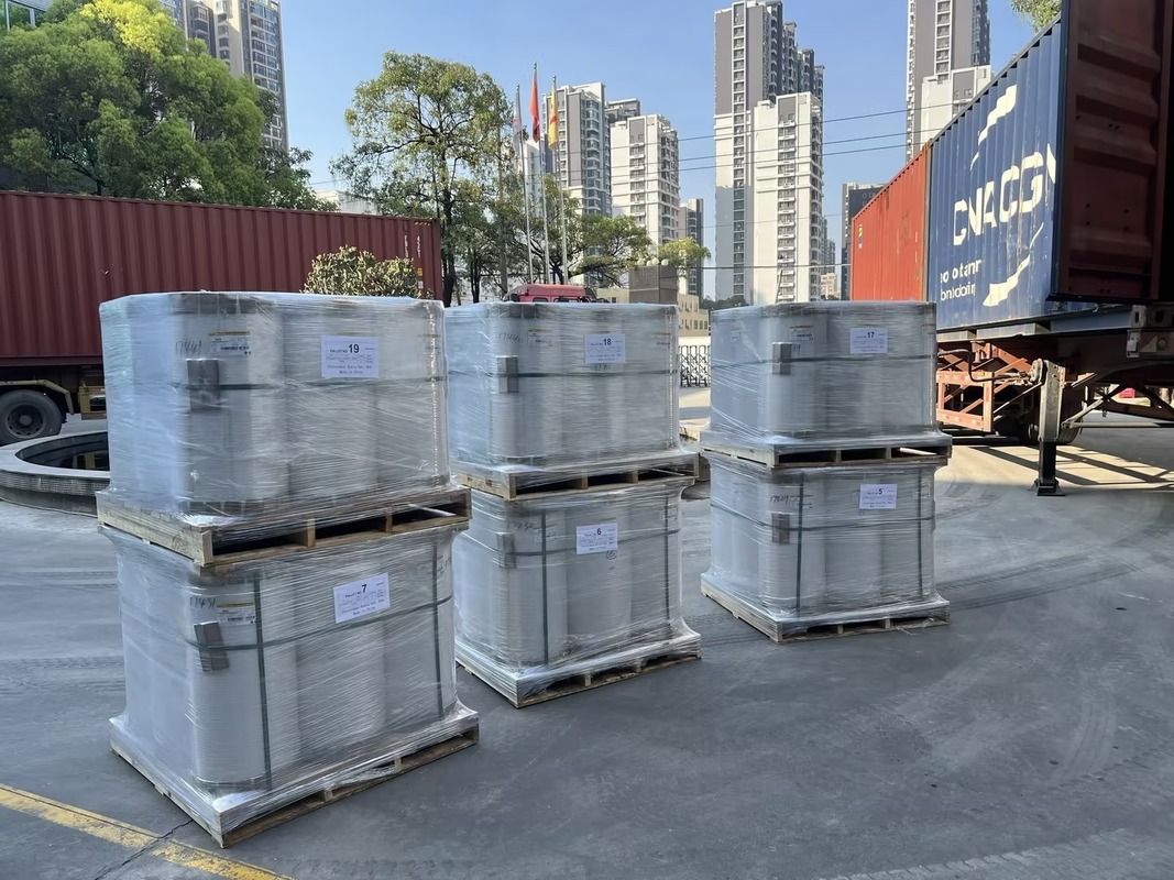 Filmy BOPP o gładkiej powierzchni z przyczepieniem do superłączy i odpornością na promieniowanie UV do laminacji termicznej