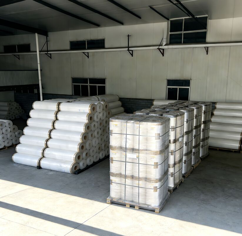 Film laminacyjny o miękkiej twardości, błyszczącej, o grubości 17-45 mikronów, nadający się do recyklingu i przyjazny dla środowiska