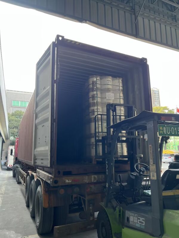 Metalizowana folia PET o odporności na ciepło do 110°C, gładkiej powierzchni odblaskowej i odporności chemicznej na opakowania i laminację