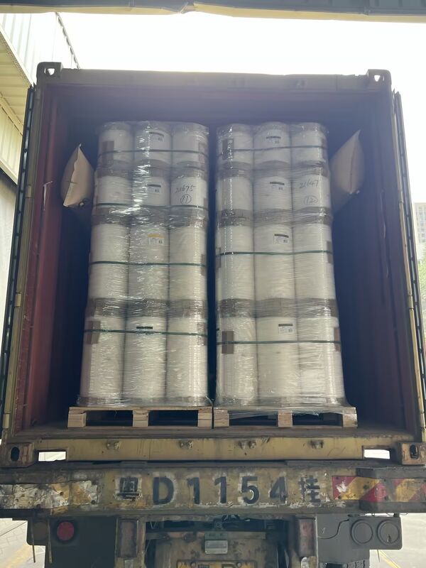 Metalizowana folia PET o odporności na ciepło do 110 °C, odporności na działanie chemiczne i gładkiej powierzchni odblaskowej do pakowania i laminowania