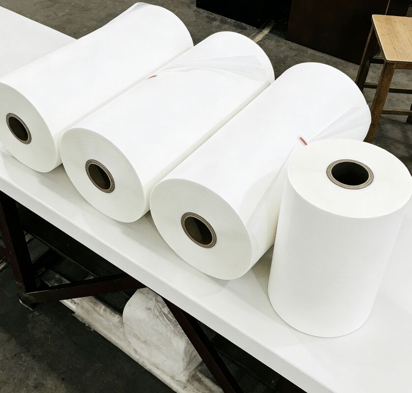 Gładka i odblaskowa metalizowana folia PET o odporności na ciepło do 110°C oraz odporności chemicznej na opakowania i laminację