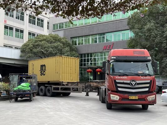 Niestandardowa metalizowana folia PET o odporności na ciepło do 110 °C i gładkiej powierzchni odblaskowej do pakowania i laminowania